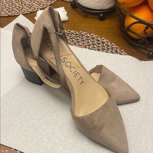 Society Women's Beige Pointed Heels
